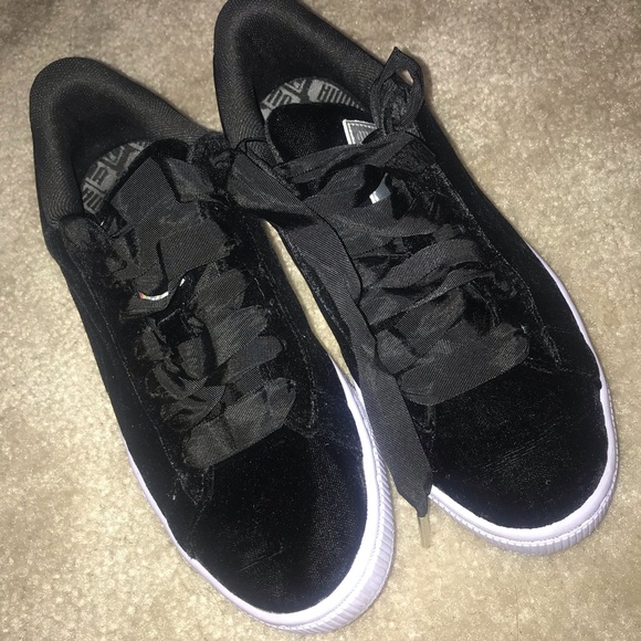 Black suede PUMA sneakers with purple bottom - Picture 1 of 4